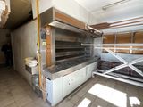 une image d'une cuisine commerciale avec beaucoup d'espace de travail