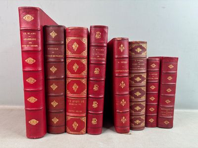 de nombreux livres rouges alignés sur une surface blanche