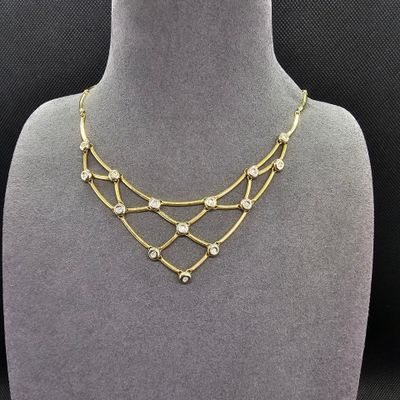 un collier en or et diamants sur un mannequin, un mannequin, un mannequin, un mannequin, un mannequin, un mannequin, un mannequin, un mannequin, un mannequin, un mannequin, un mannequin, un mannequin, un mannequin, un mannequin, un mannequin, un mannequin, un mannequin, un mannequin, un mannequin, un mannequin, un mannequin, un mannequin, un mannequin, un mannequin, un mannequin, un mannequin, un mannequin, un mannequin, un mannequin, un mannequin, un mannequin, un mannequin, un mannequin