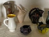 de nombreux types de vases sur la table