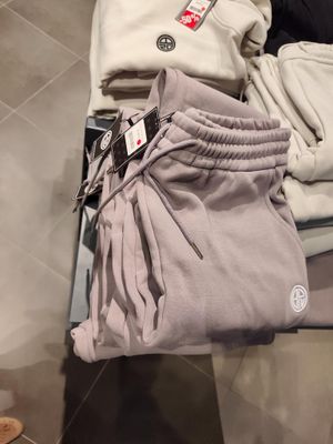 un tas de vêtements posé sur une table dans un magasin