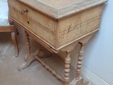 une petite table en bois surmontée d'un tiroir