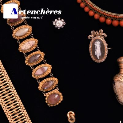 un assortiment de bijoux sur fond noir, avec la photo d'une femme