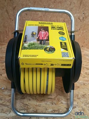 une caisse de tuyaux jaunes posée sur un chariot