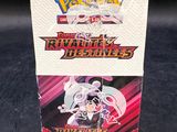 gros plan d'une boîte de cartes pokemon sur une table