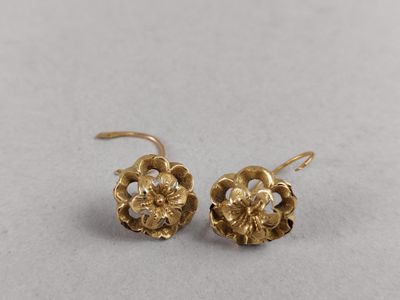 Paire de DORMEUSES en or jaune (750/°°°) en forme de fleurs.