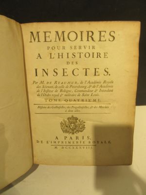 un livre ouvert sur une table