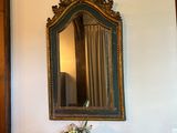 un vase de fleurs posé sur une table devant un miroir