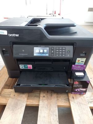 a printer that is sitting on a pallet on a pallet