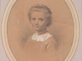 portrait d'une jeune fille vêtue d'une robe marron et d'une chemise à col blanc