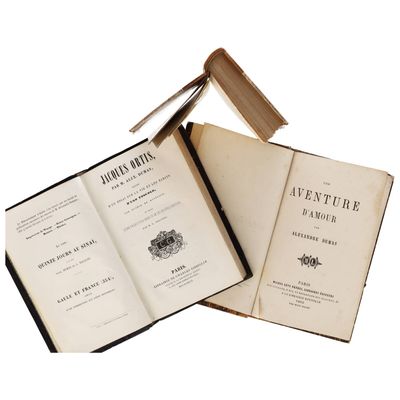 deux livres ouverts posés l'un à côté de l'autre sur une table