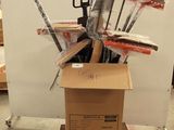 une boîte en carton contenant tout un tas d'outils