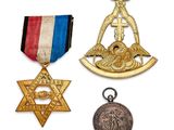 trois médailles et une étoile de David sur fond blanc