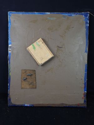 une photo représentant une feuille de papier et une boîte posées sur une table