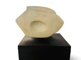 sculpture en marbre représentant un coquillage sur un socle noir