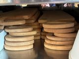 plein de biscuits posés sur un plan de travail