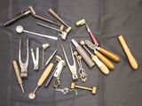 un grand nombre d'outils posés sur la table