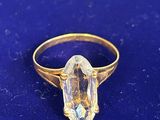 une image représentant une bague en or sertie d'un quartz transparent