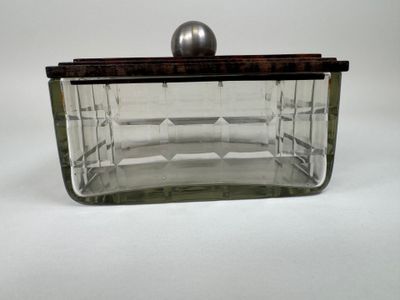 l'image d'une boîte en verre transparent surmontée d'une boule argentée
