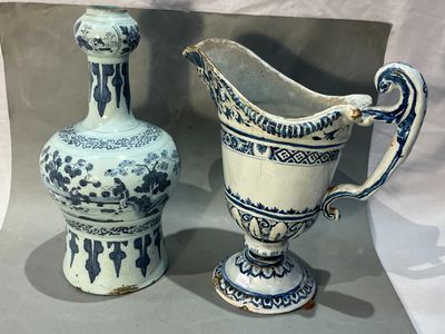deux vases bleus et blancs placés l'un à côté de l'autre