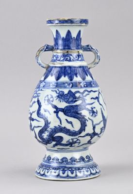 un vase bleu et blanc orné d'un dragon