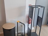 une poubelle noire et une poubelle noire dans une pièce
