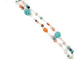 gros plan d'un bracelet sur fond blanc