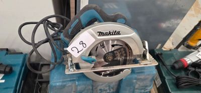a circular saw that is sitting on top of a box