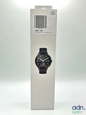 une boîte avec une montre à l'intérieur sur une surface blanche