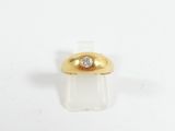 Gros plan sur une bague en or ornée d'un diamant