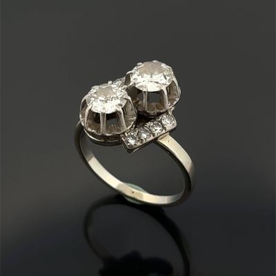 une bague en or blanc et diamants ornée de deux éléphants