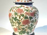 un vase muni d'un couvercle posé sur une table