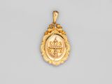 une image représentant un pendentif en or orné d'une couronne