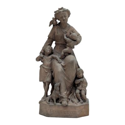 statue représentant une femme avec des enfants et un chien, posée sur un socle en pierre