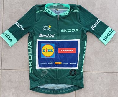 Le maillot est vert et blanc, avec un logo dessus.