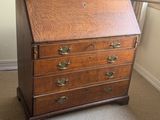 un petit bureau en bois avec des tiroirs dans une pièce