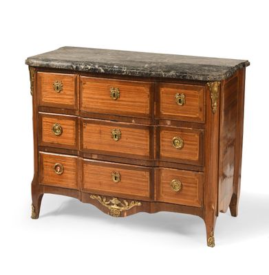 une commode surmontée d'un plateau en marbre