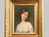 portrait d'une femme en robe blanche dans un cadre doré
