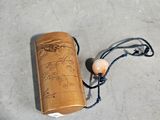 un petit coffret en bois orné d'une perle