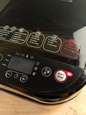 une image montrant un gros plan d'un appareil électronique posé sur une table
