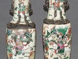 paire de vases chinois ornés de personnages sur fond gris