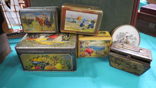 5 boites lithographiées en métal, et une boite ronde en carton à ...