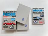 trois livres posés sur une surface blanche, avec une voiture rouge en arrière-plan