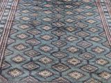 un tapis posé à même le sol dans une pièce où se trouvent d'autres objets