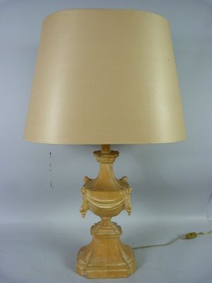 une lampe posée sur une table sur laquelle se trouve une lampe