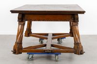 Une table de salle à manger de style néo-gothique et six cha… (photo 6)