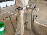 un sac posé sur une machine