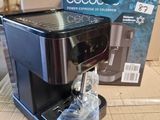 une cafetière posée sur une table