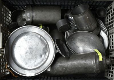 de nombreuses casseroles et poêles dans un bac en métal