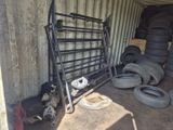 un tas de pneus et un porte-bagages à l'arrière d'un camion